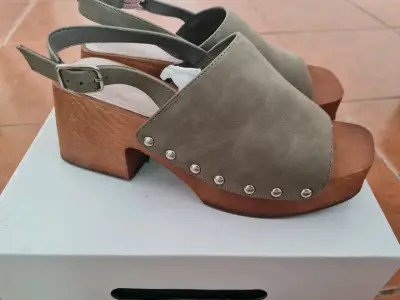 Sandalias de tacón alto color gris con plataforma de madera - miniatura 1