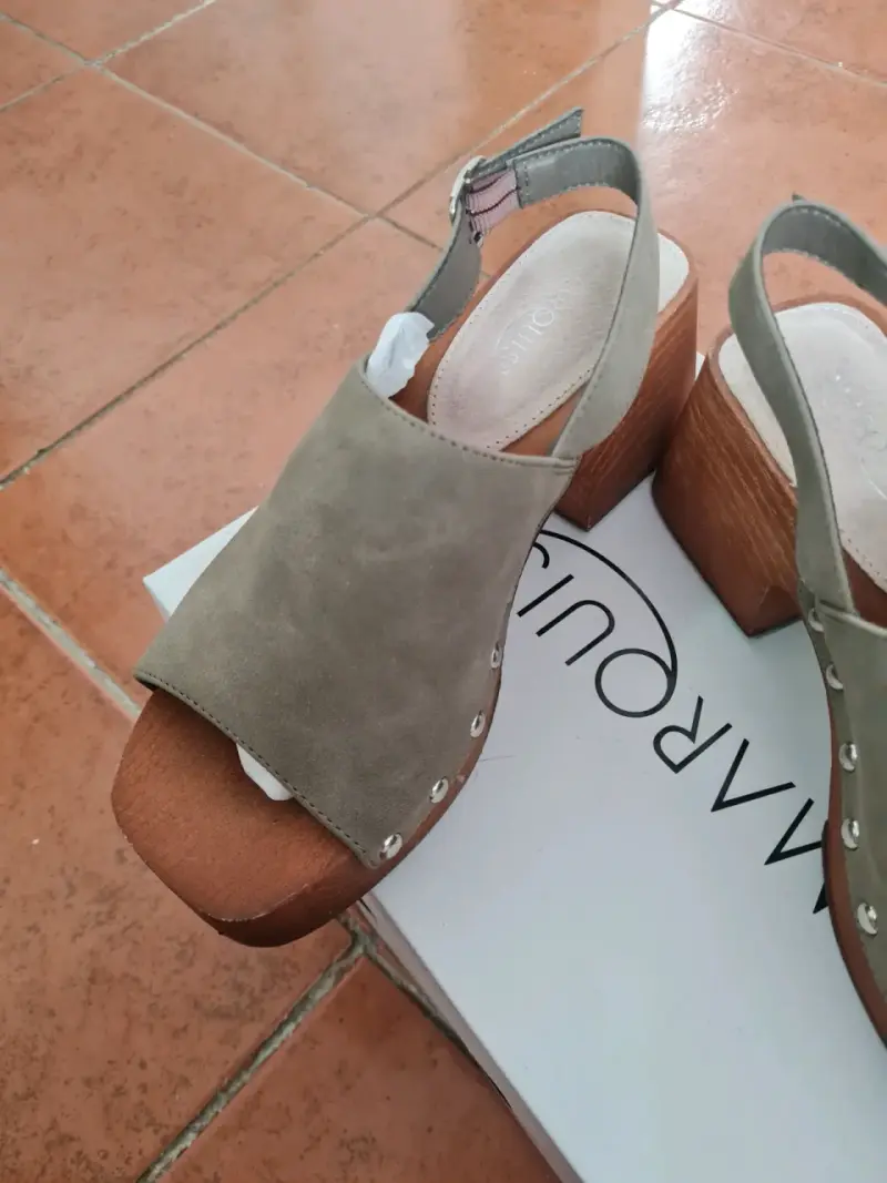 Sandalias de tacón alto color gris con plataforma de madera - 2