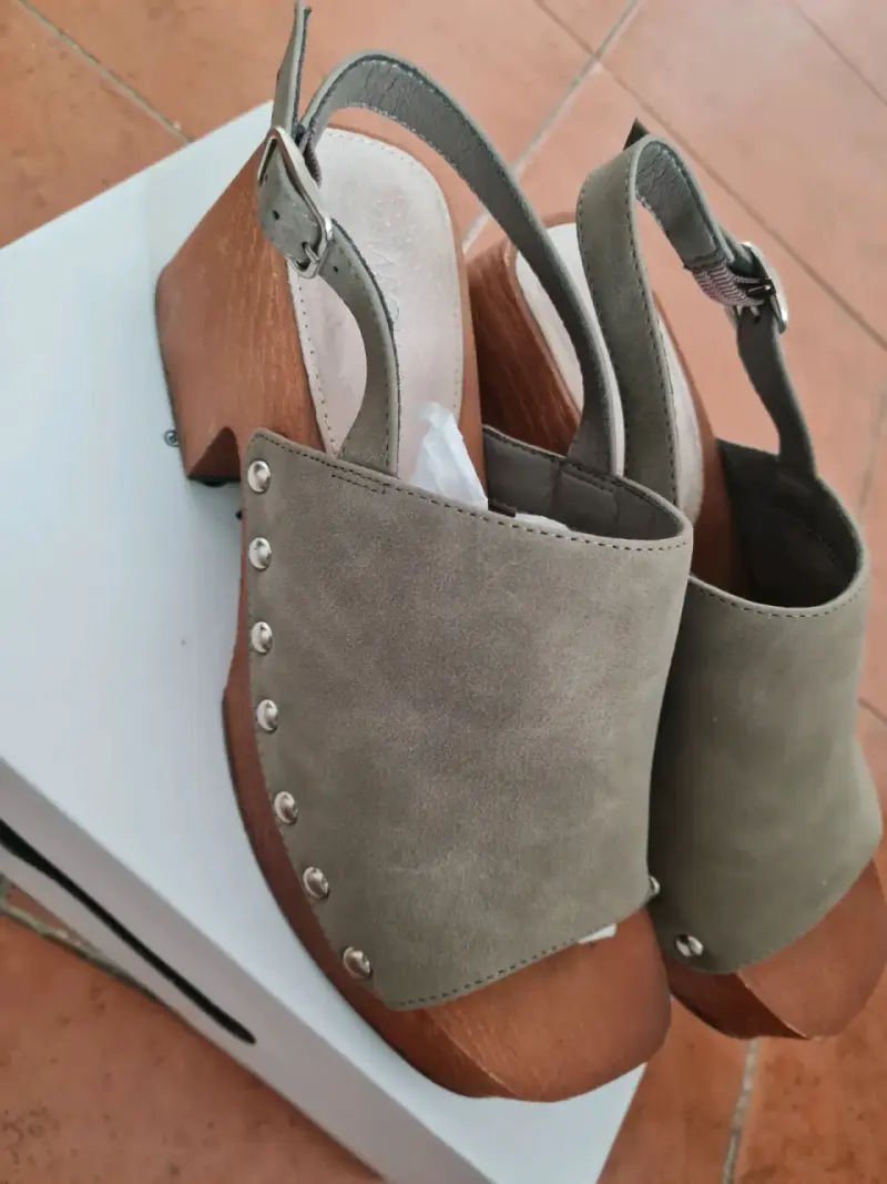 Sandalias de tacón alto color gris con plataforma de madera - 3