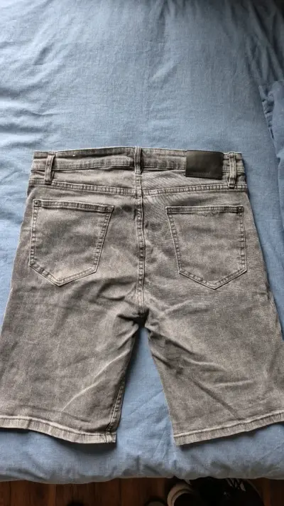 Bermudas de mezclilla gris para hombre - miniatura 2