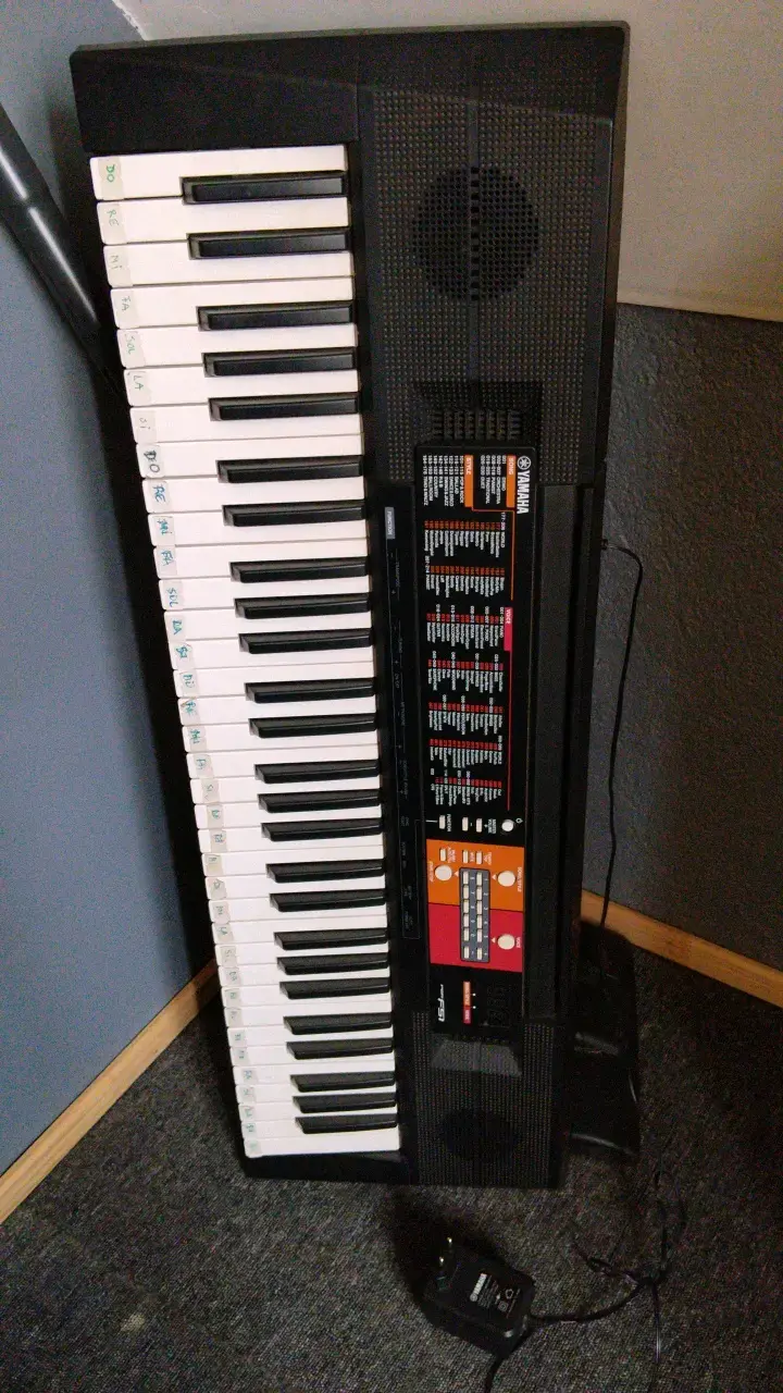 Teclado Yamaha PSR-185 con adaptador - 4