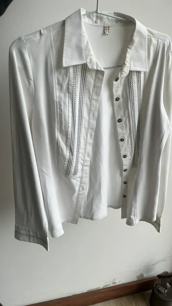Blusa blanca de mujer con detalles bordados - 1