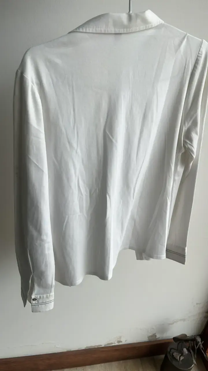 Blusa blanca de mujer con detalles bordados - 2