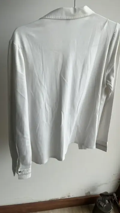 Blusa blanca de mujer con detalles bordados - miniatura 2