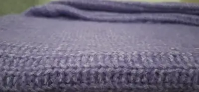 Suéter morado de lana para mujer - miniatura 4