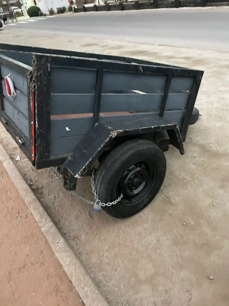 Carro de arrastre de madera con rueda de repuesto - 2