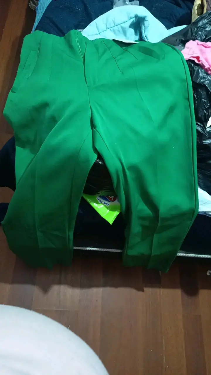 Pantalones verdes para mujer en buen estado