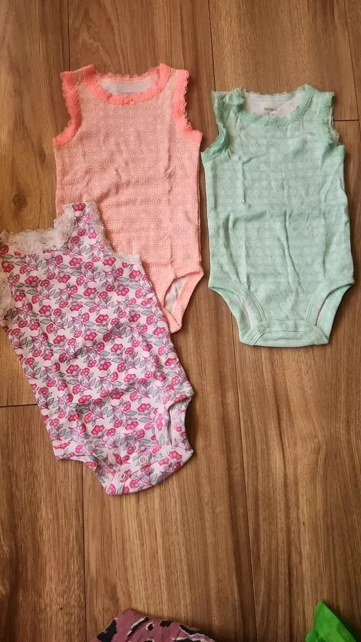 Conjunto de bodies para bebé en colores pastel