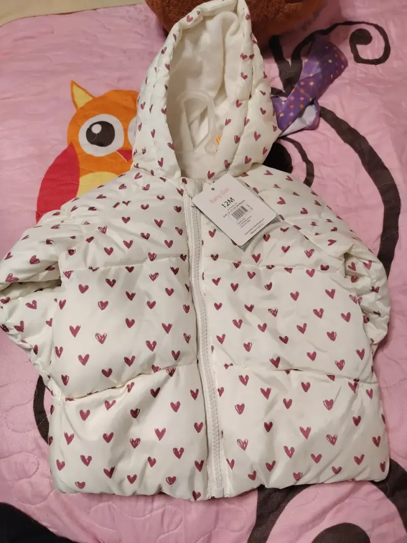 Chaqueta acolchada para bebé con diseño de corazones