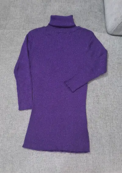 Suéter morado de cuello alto para mujer - miniatura 1