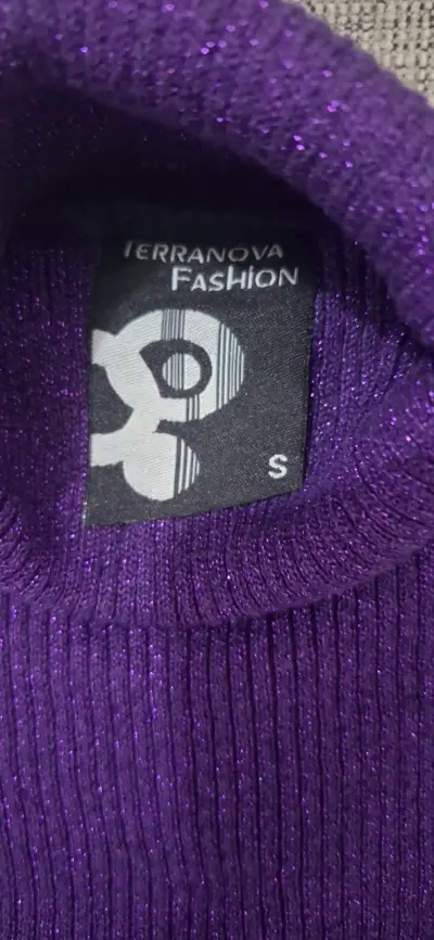 Suéter morado de cuello alto para mujer - miniatura 2