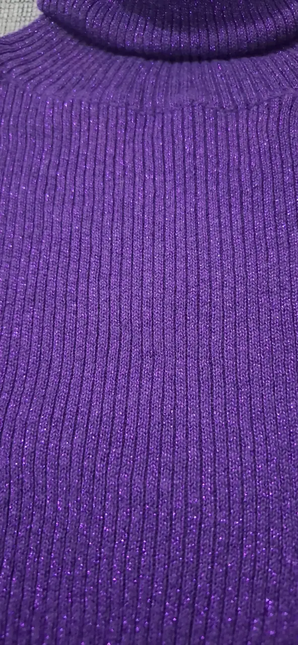 Suéter morado de cuello alto para mujer - 3