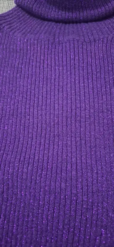Suéter morado de cuello alto para mujer - miniatura 3