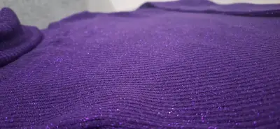 Suéter morado de cuello alto para mujer - miniatura 4