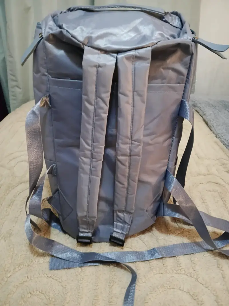 Mochila gris impermeable con correas ajustables - 1