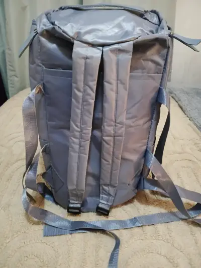 Mochila gris impermeable con correas ajustables - miniatura 1