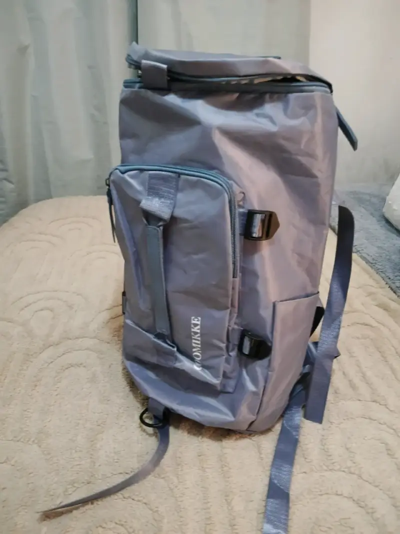 Mochila gris impermeable con correas ajustables - 2