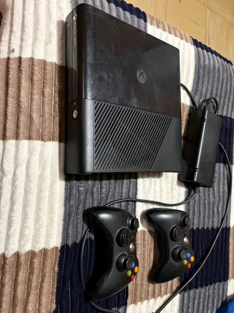 Consola Xbox 360 con dos controles y fuente de poder - 1