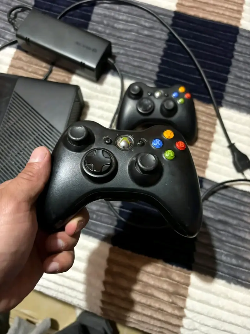 Consola Xbox 360 con dos controles y fuente de poder - 2