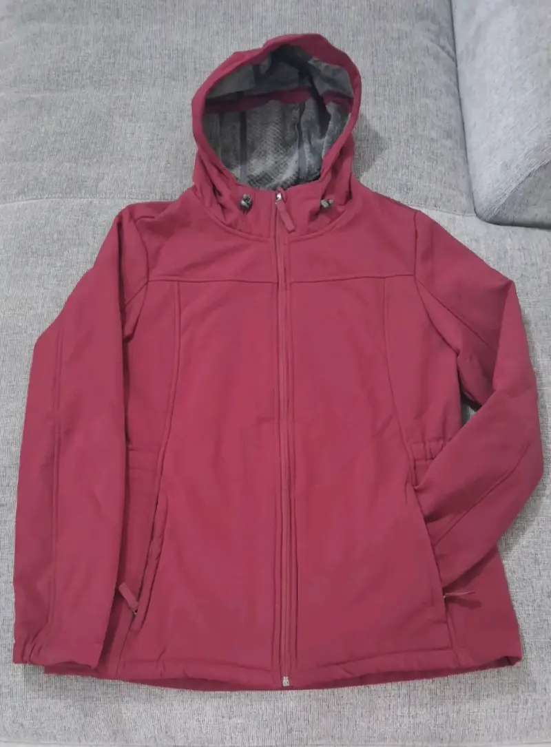 Chaqueta impermeable roja con capucha - 1