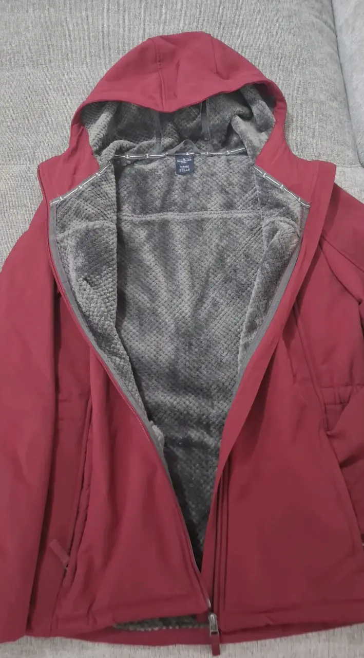 Chaqueta impermeable roja con capucha - 2