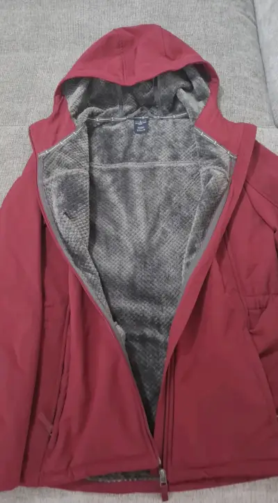 Chaqueta impermeable roja con capucha - miniatura 2