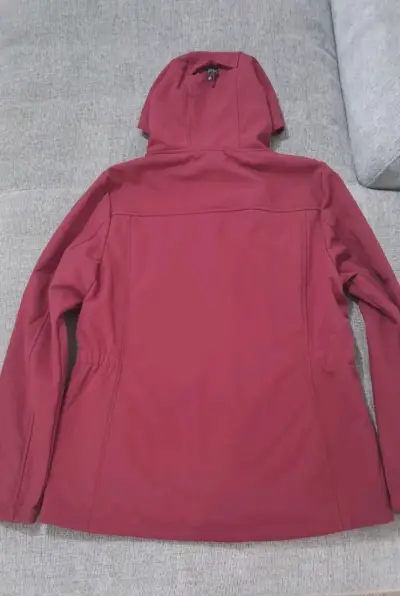 Chaqueta impermeable roja con capucha - miniatura 4