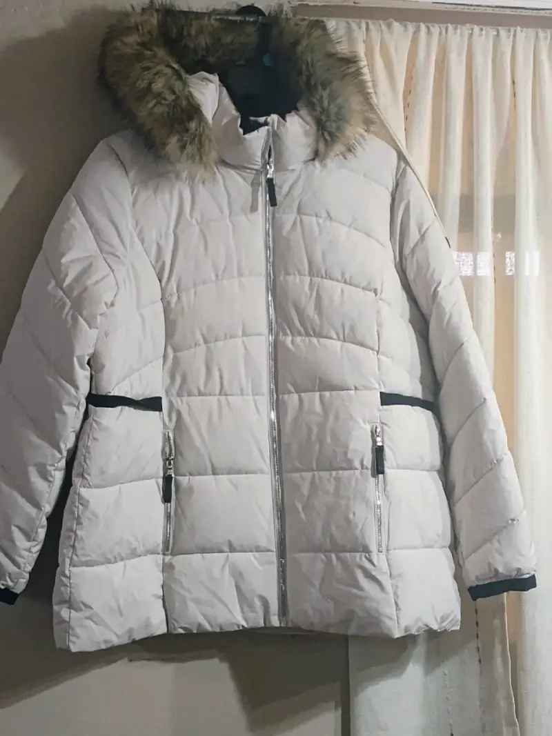 Chaqueta acolchada blanca con capucha de piel sintética
