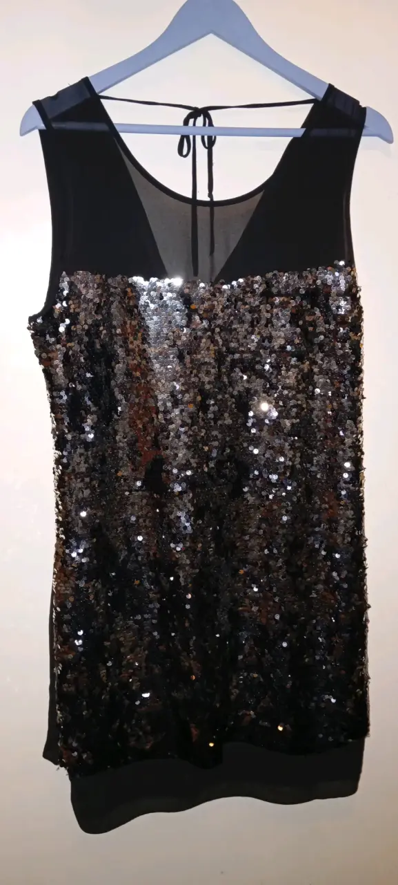 Vestido de lentejuelas negro elegante - 2