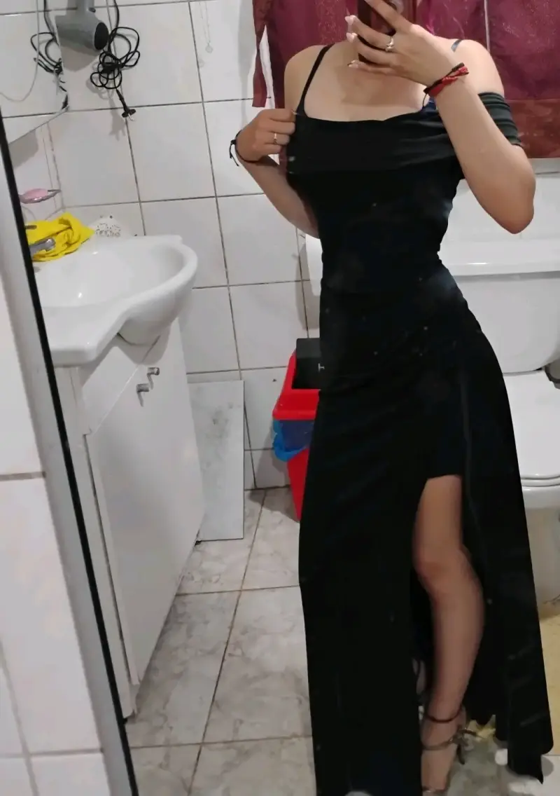 Elegante vestido negro con abertura lateral - 2
