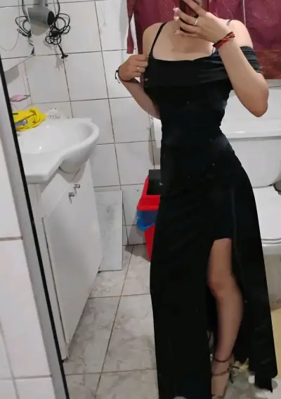Elegante vestido negro con abertura lateral - miniatura 2