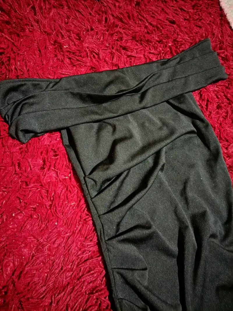 Elegante vestido negro con abertura lateral - 3