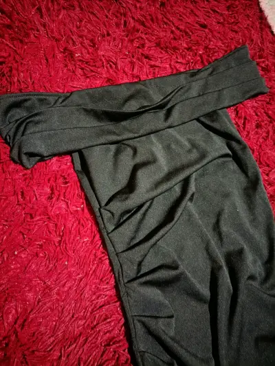 Elegante vestido negro con abertura lateral - miniatura 3