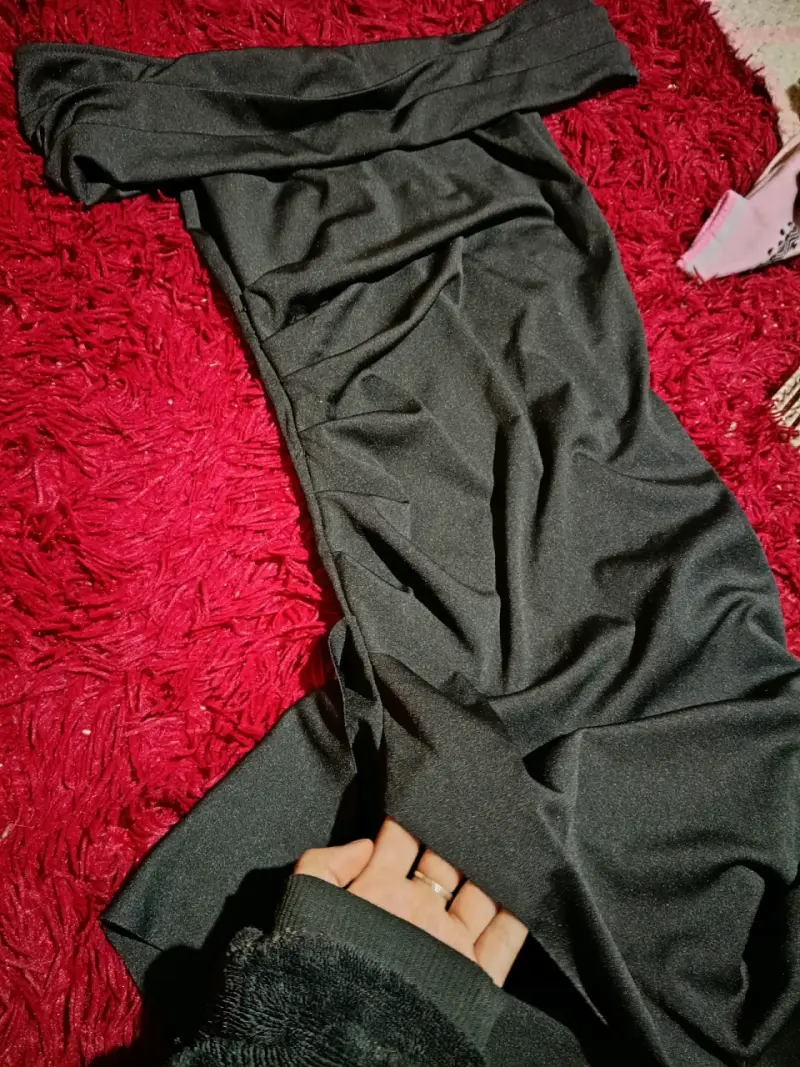 Elegante vestido negro con abertura lateral - 4