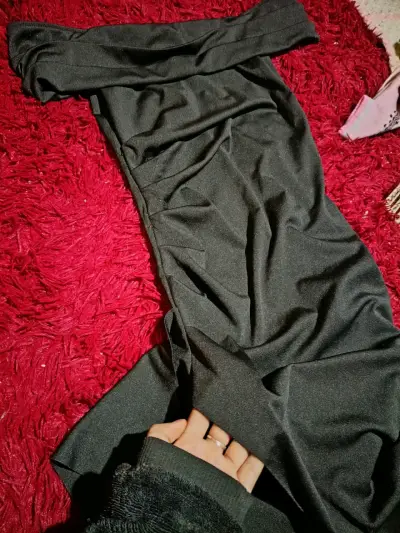Elegante vestido negro con abertura lateral - miniatura 4