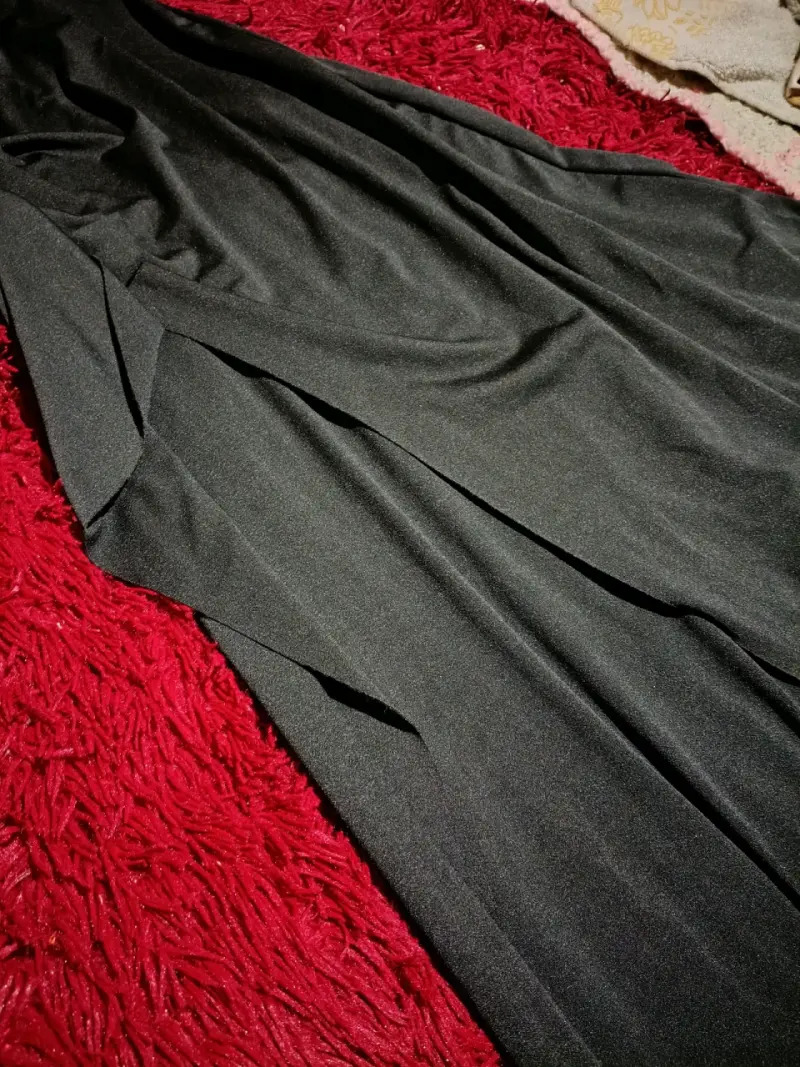 Elegante vestido negro con abertura lateral - 5