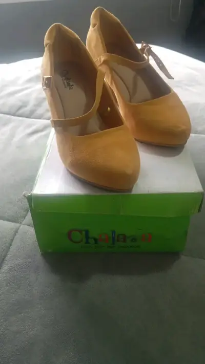Zapatos de tacón amarillo Chalada con correa - miniatura 1