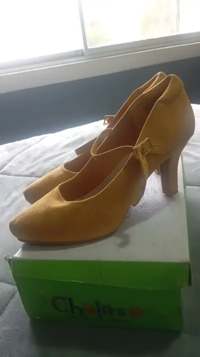 Zapatos de tacón amarillo Chalada con correa - miniatura 2
