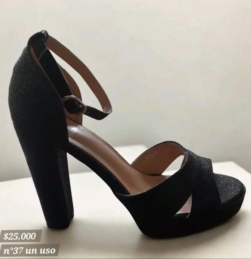 Tacones altos negros brillantes talla 37