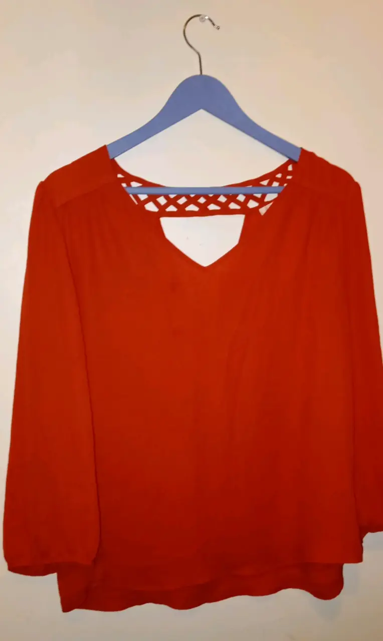 Blusa terracota con diseño de rejilla en el cuello - 1