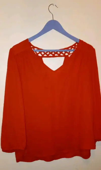 Blusa terracota con diseño de rejilla en el cuello - miniatura 1