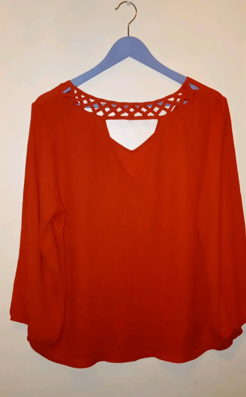 Blusa terracota con diseño de rejilla en el cuello - 2