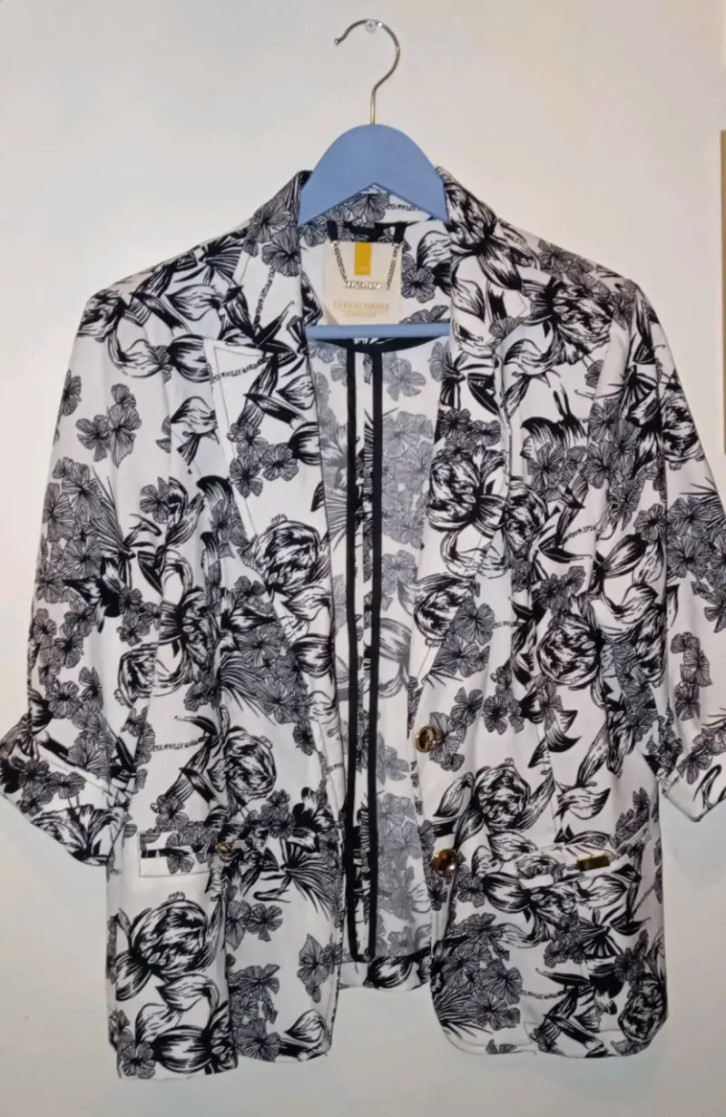Blazer floral blanco y negro para mujer - 1