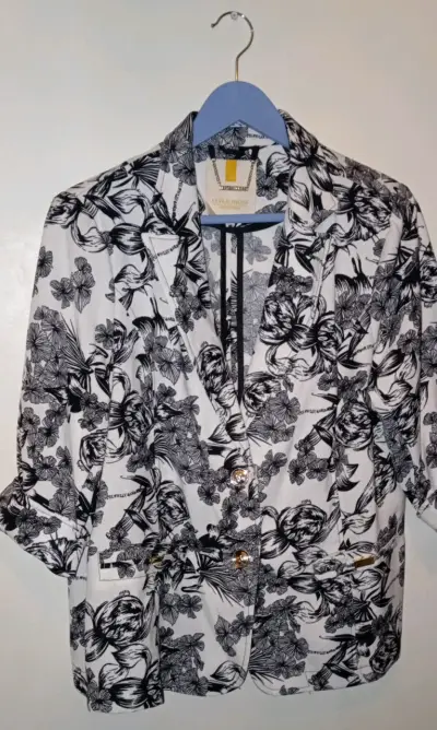 Blazer floral blanco y negro para mujer - miniatura 2
