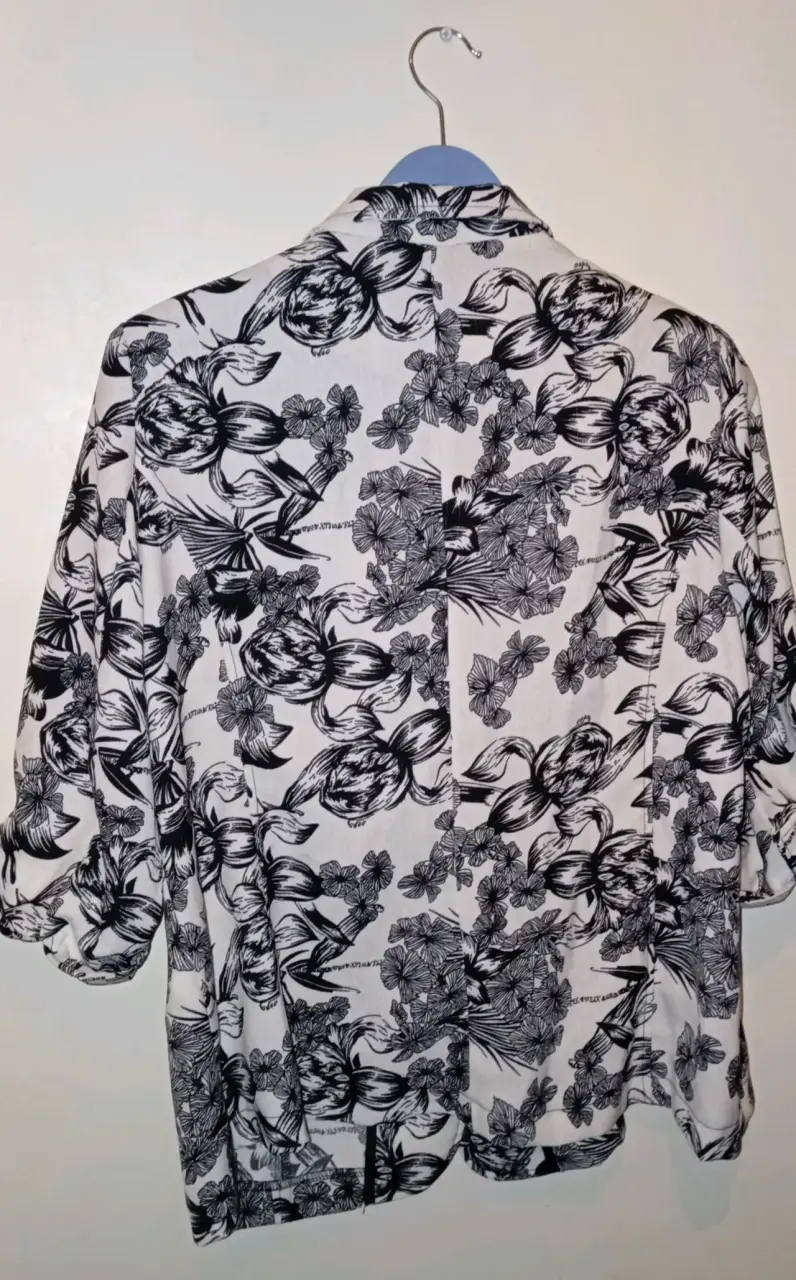 Blazer floral blanco y negro para mujer - 3