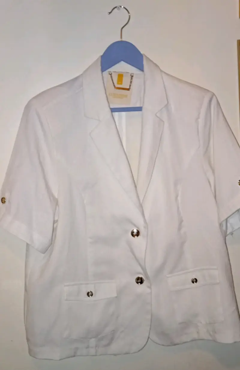 Blazer blanco de mujer con botones dorados - 1