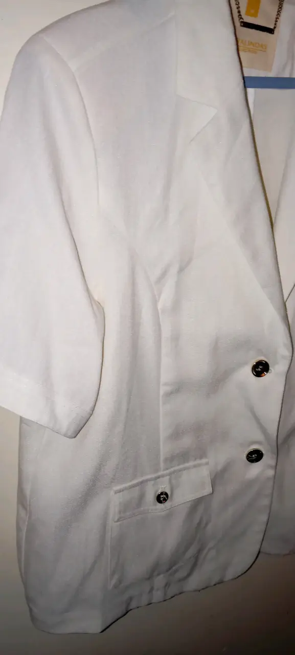 Blazer blanco de mujer con botones dorados - 2