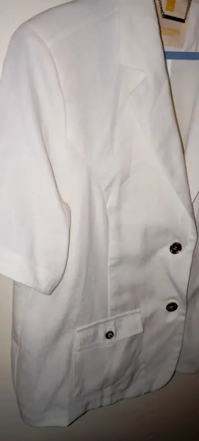 Blazer blanco de mujer con botones dorados - miniatura 2