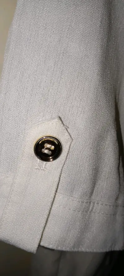 Blazer blanco de mujer con botones dorados - miniatura 3
