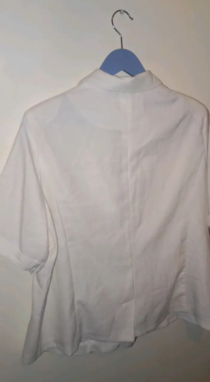 Blazer blanco de mujer con botones dorados - 4